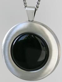 L2001 30mm round locket with onyx stone